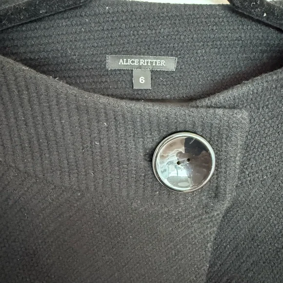 Elegant Black Cropped Jacket - Picture 2 of 6